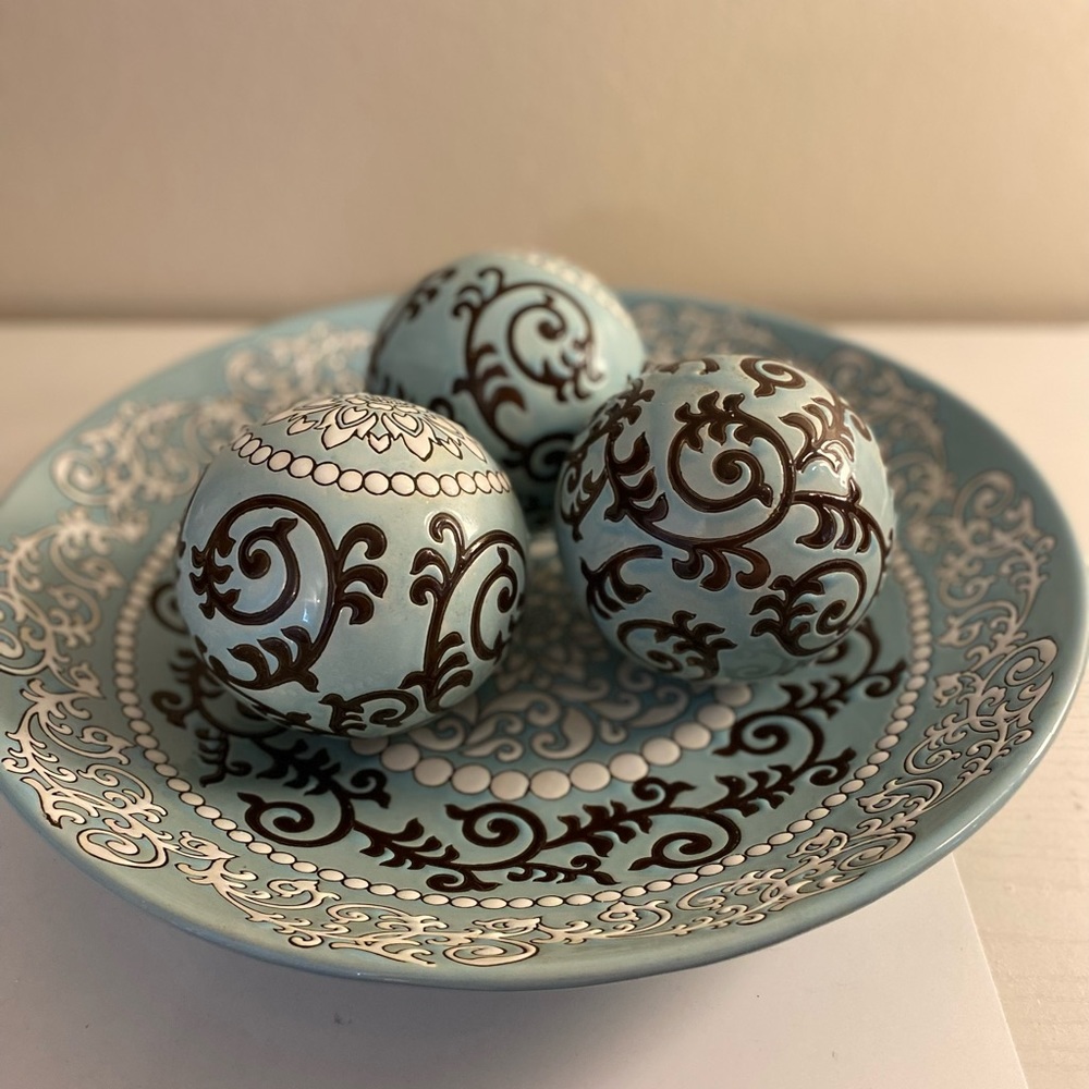 VINTAGE Z GALLERIE BOWL SUZANI BLUE
STONEWARE15.75"  4 Pc, Perfect Conditions